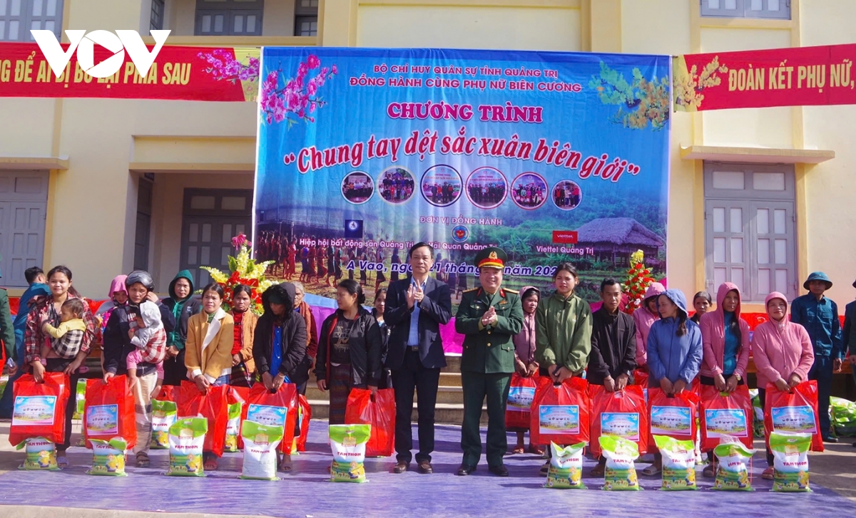“Chung tay dệt sắc xuân biên giới” tặng quà đồng bào vùng cao Quảng Trị